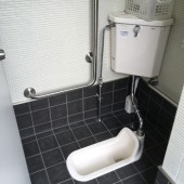 Trẻ em Nhật sợ nhà vệ sinh kiểu truyền thống